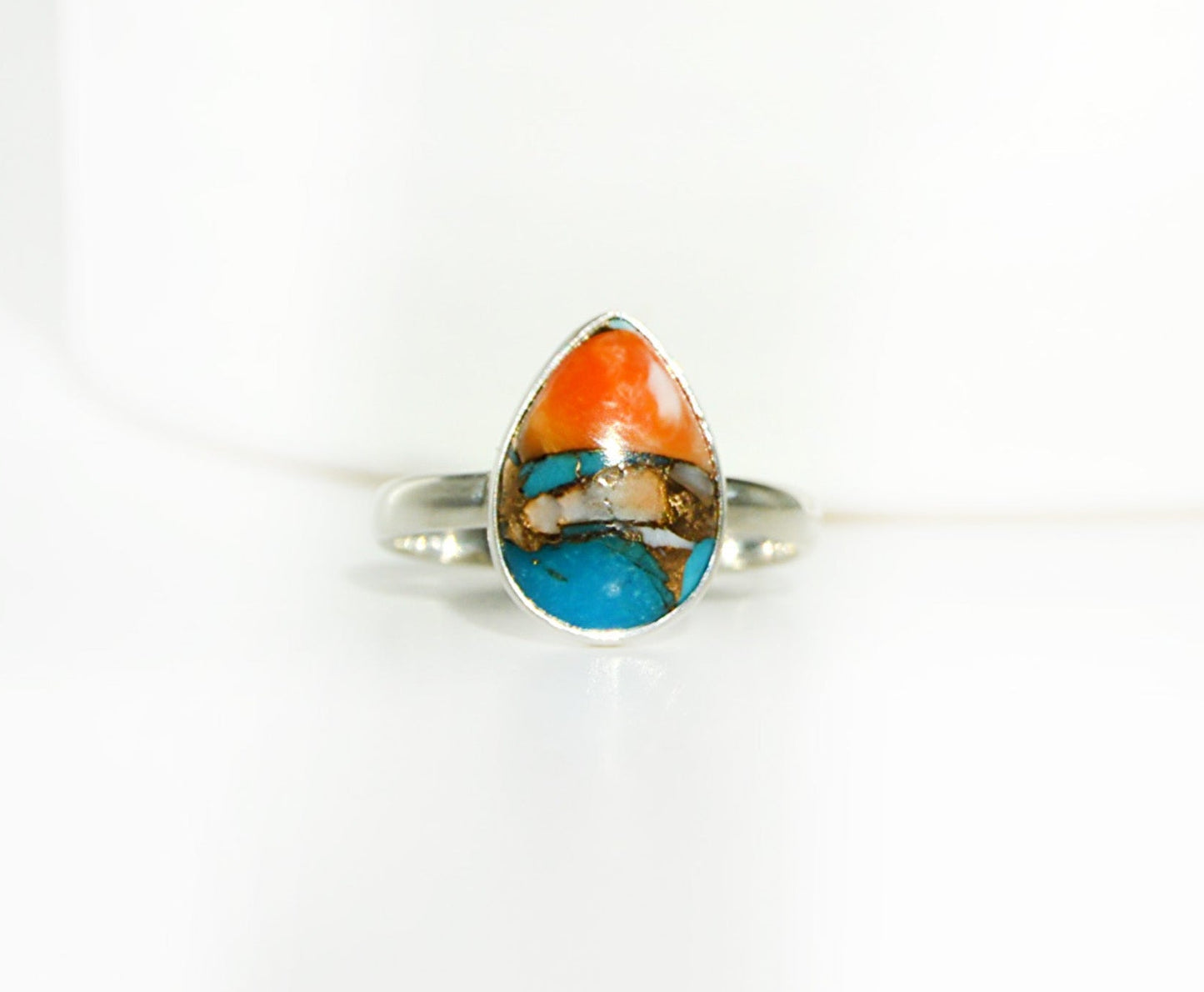 Beautiful size 6 ring with Spiny Oyster Turquois 